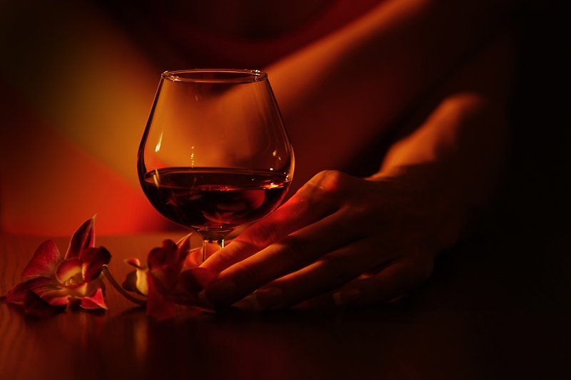 Песня красным вином наполняет бокал она. Коньяк любовь. Коньяк для женщин. Вино любви. Вино романтика.